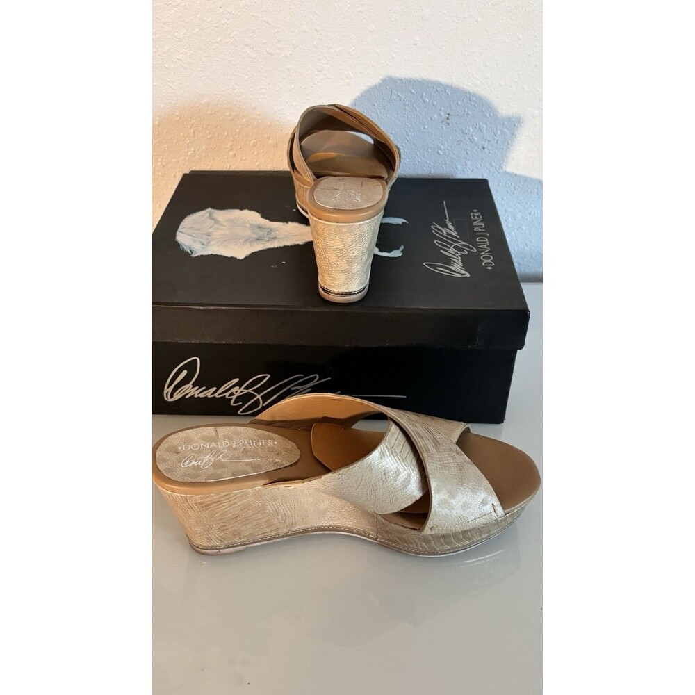 Donald J Pliner Franz Wedge Sandals Gold Desert Rose Metallic Size 7.5 New W Box - Picture 2 of 7